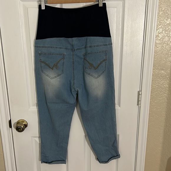 Maternity capri jeans - size large - Picture 2 of 3